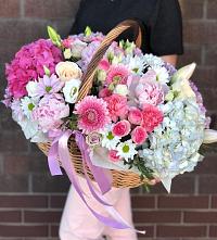 Композиция солнечный день в Григорополисской Цветочная композиция из Розы, Хризантемы, Пионы и Лизиантусы в корзине в Григорополисской