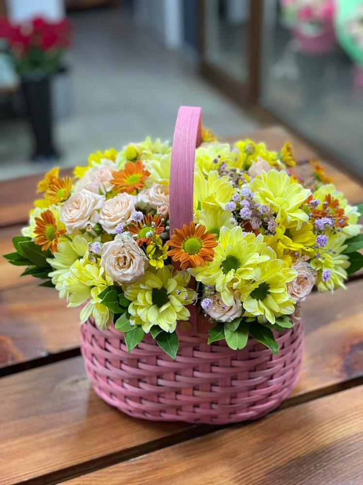 Цветочная композиция из Хризантемы и Розы в корзине в Григорополисской