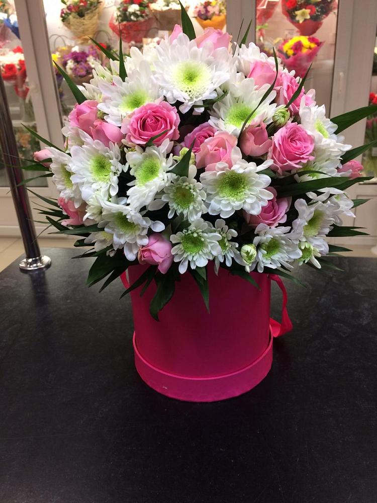 Цветочная композиция из Розы и Хризантемы в шляпной коробке в Григорополисской