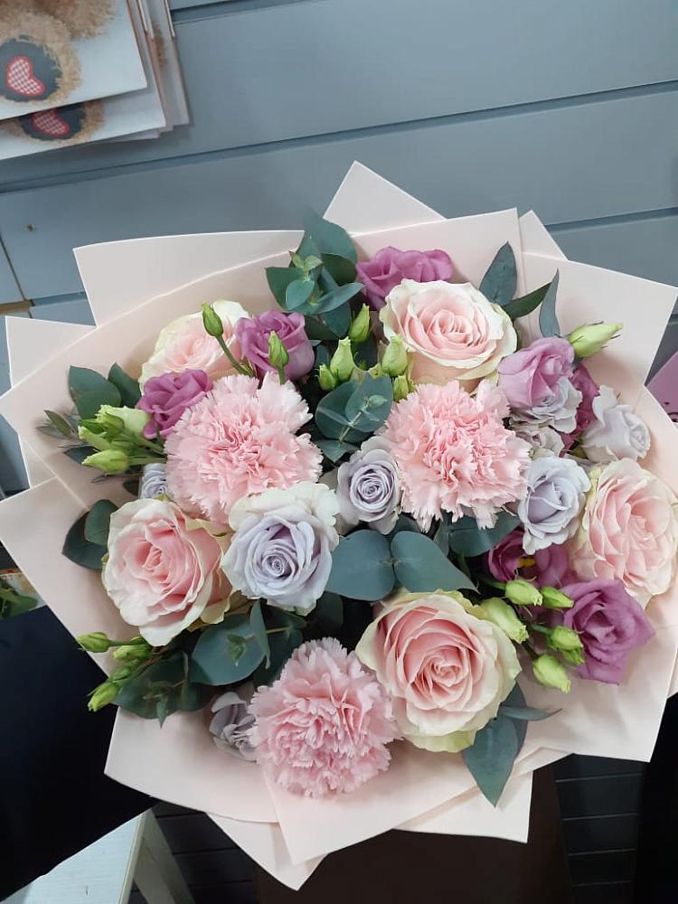 Букет цветов из: Розы, Гвоздики и Лизиантусы в Григорополисской